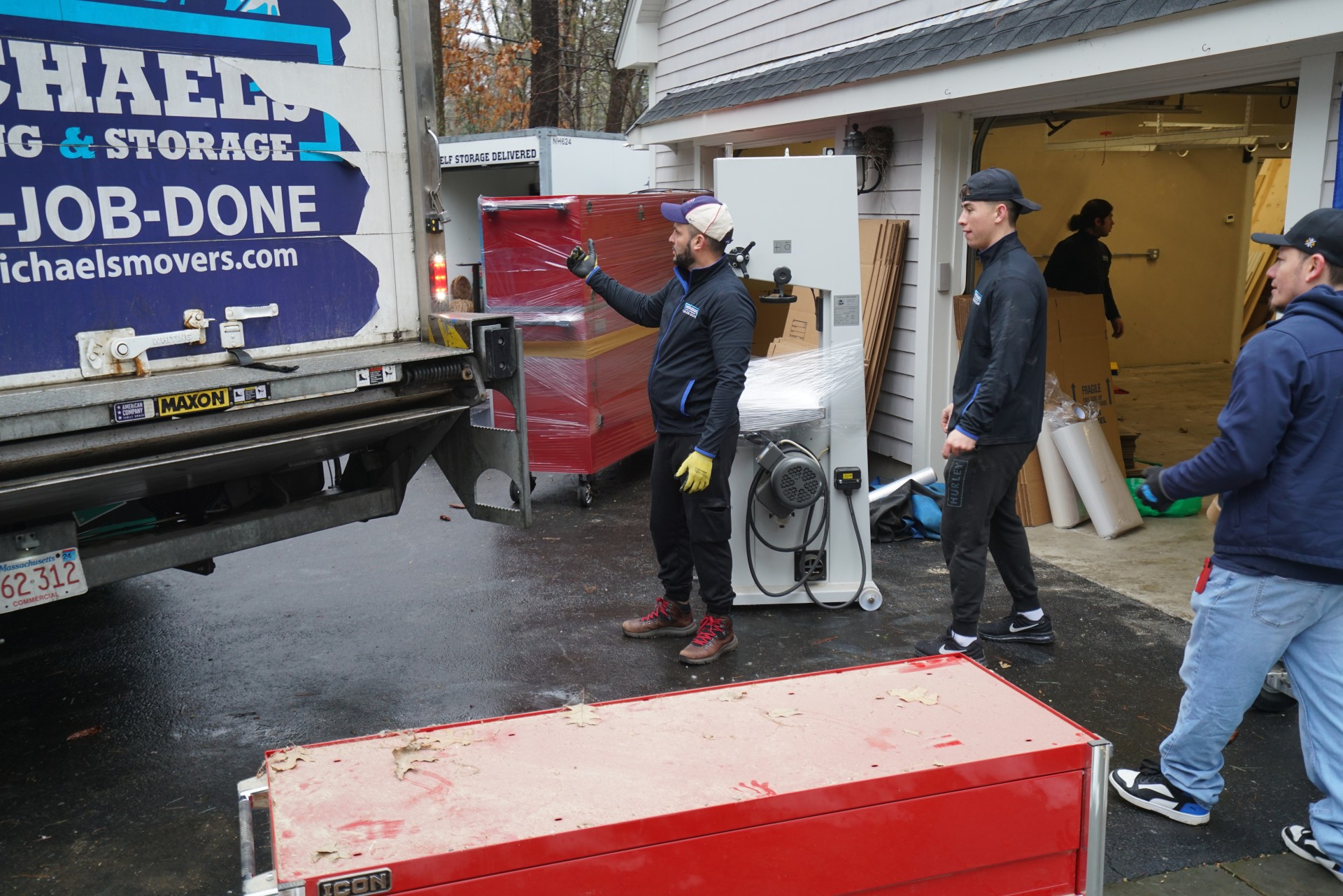 Gun safe movers in Roxbury Crossing Ma Same Or Next Day Last Minute MOVERS